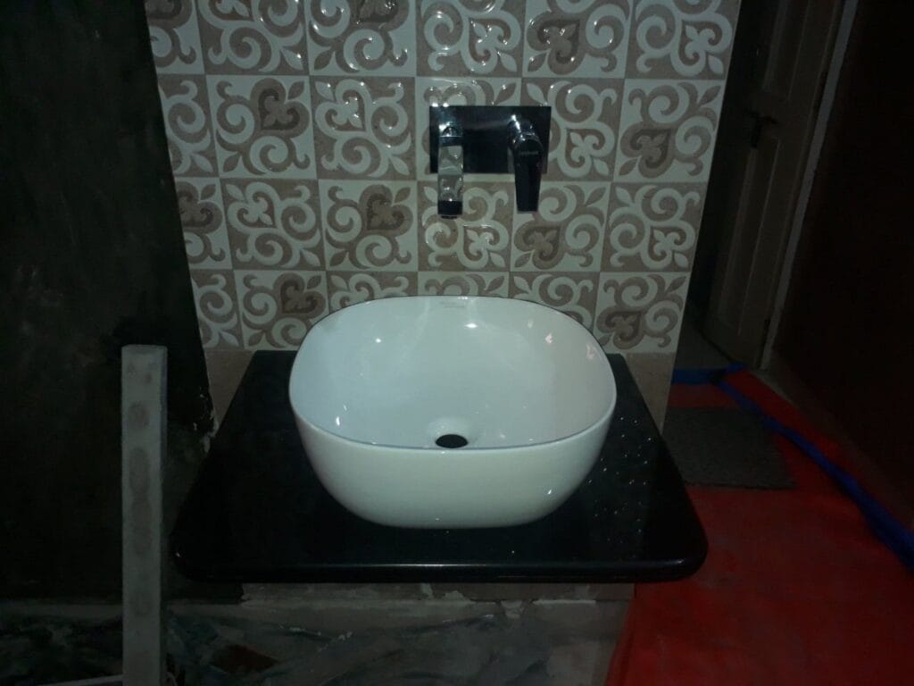 Bathroom Tile Lagate Waqt 10 Badi Galtiyan