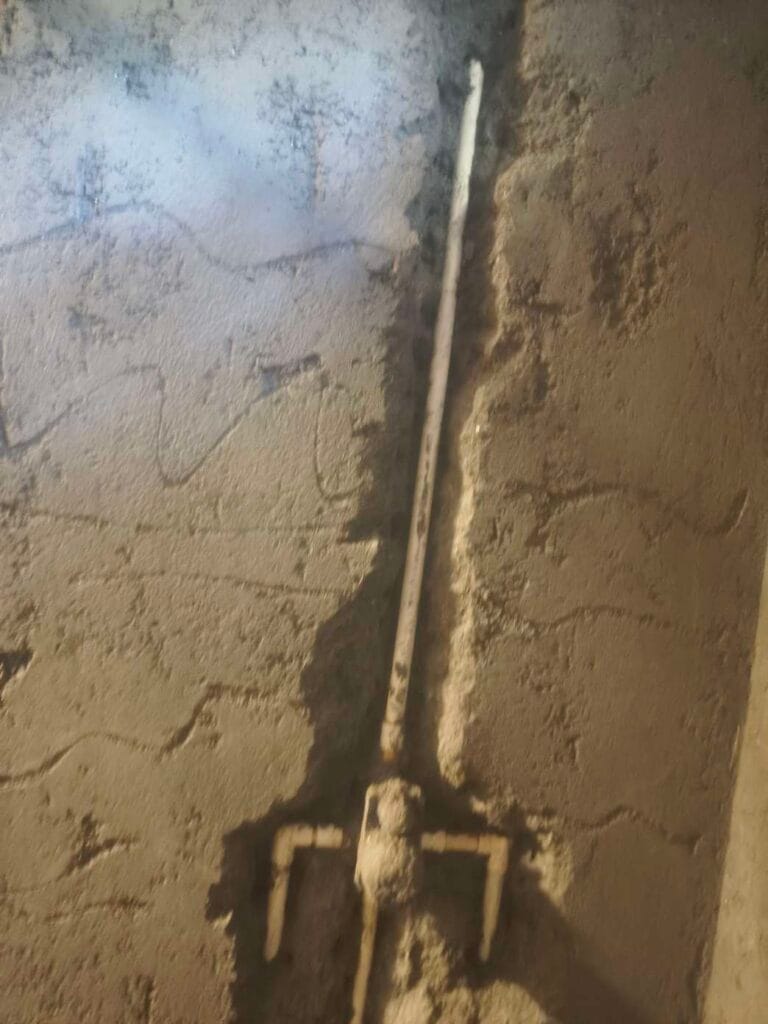 Plaster ke baad diverter wall ke andar dab gaya”